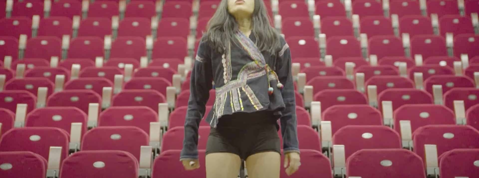 ladn dance living lab kaori ito chaillot femme debout devant des tribunes