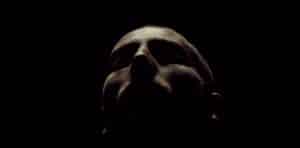 visage d'homme dans la pénombre