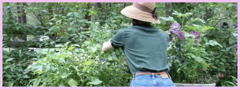 Qui sont les influenceuses slow life ? Une femme de dos en train de jardiner
