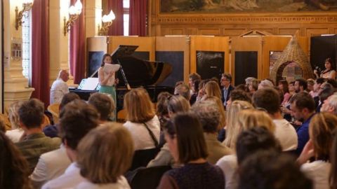 une oratrice en conférence