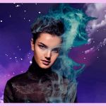 Visage féminin dans la fumée sur fond de galaxie