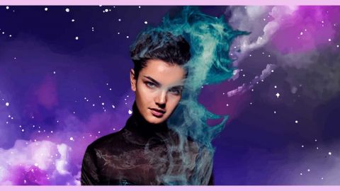 Visage féminin dans la fumée sur fond de galaxie