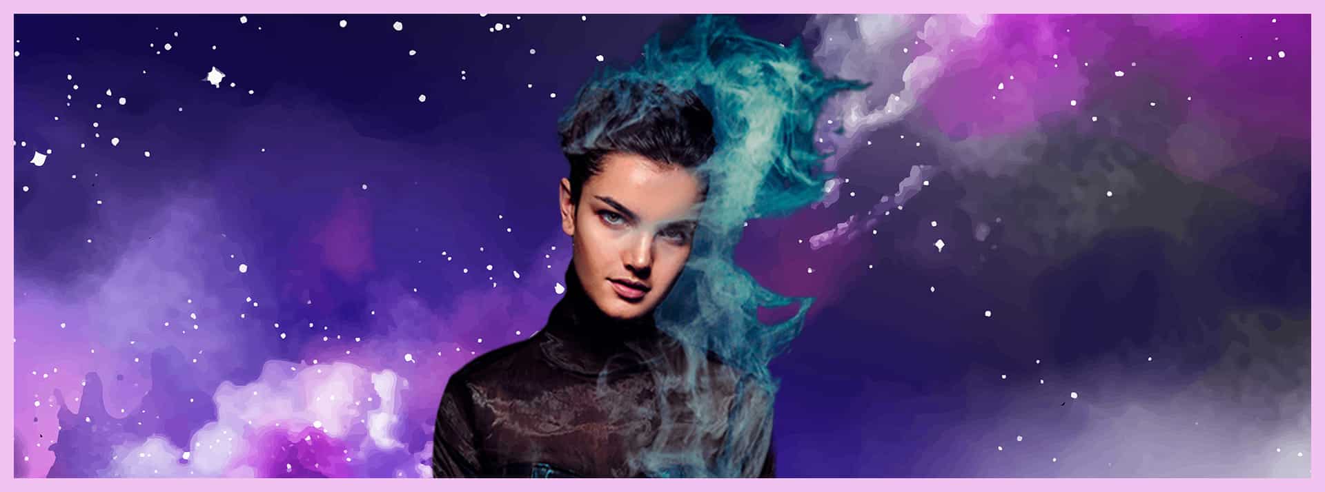 Visage féminin dans la fumée sur fond de galaxie