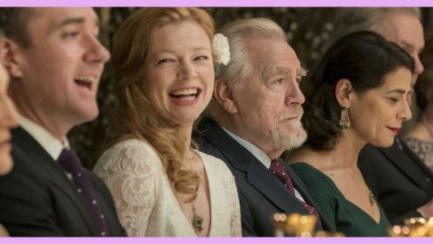 Des hommes et des femmes riches à table