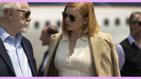 Un vieil homme et une femme devant un jet privé