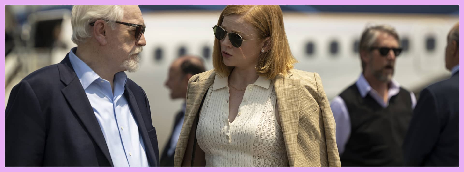 Faut-il endiguer le pouvoir des ultra riches ? - L'ADN Un vieil homme et une femme devant un jet privé