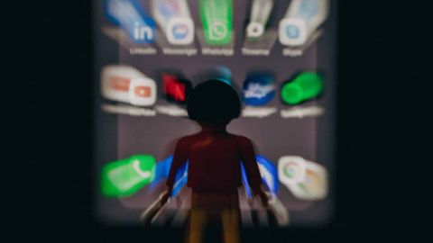 Playmobil devant les logos des réseaux sociaux