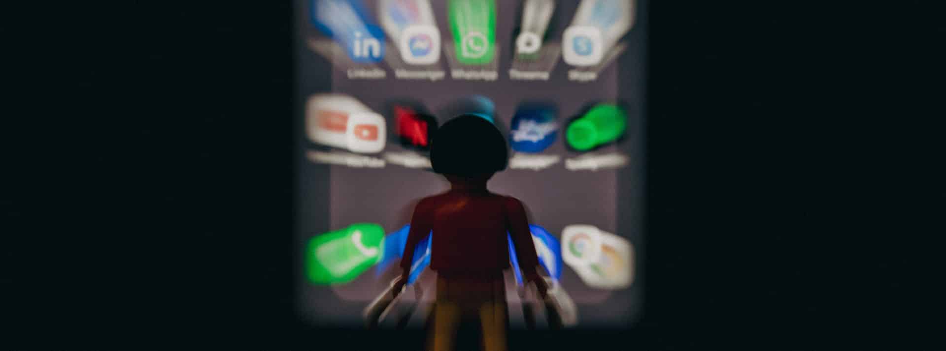Attention au “Nouveau Google” : Le moteur de recherche de TikTok abreuve ses jeunes utilisateurs de mésinformation toxique - L'ADN Playmobil devant les logos des réseaux sociaux