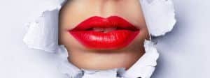Bouche avec du rouge à lèvre