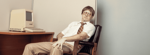 Le OE, travailler plus pour travailler moins Un homme en costume assis à son bureau de travail