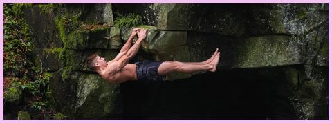 Passion musculation Un homme torse nu fait de la musculation dans la forêt