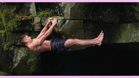 Un homme torse nu fait de la musculation dans la forêt