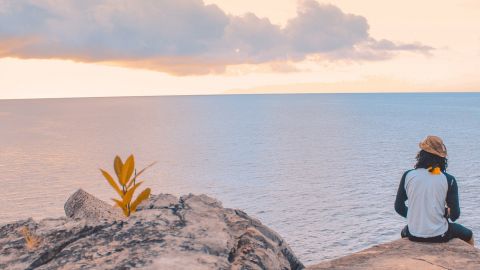 Homme de dos devant la mer