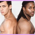 Deux hommes torse nu
