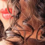 Zoom sur une femme aux cheveux bouclés