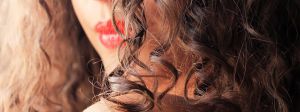 Zoom sur une femme aux cheveux bouclés