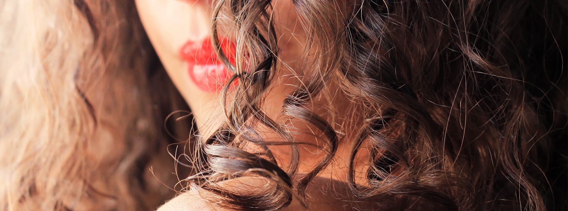 Zoom sur une femme aux cheveux bouclés