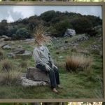 Cadre en pleine nature avec photo d'une mersonne visage caché par de la paille