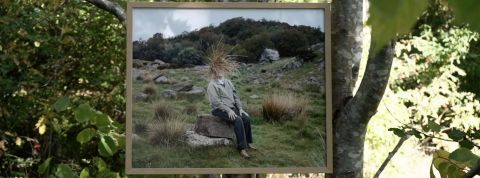 Oslo Innovation Week et économie circulaire Cadre en pleine nature avec photo d'une mersonne visage caché par de la paille