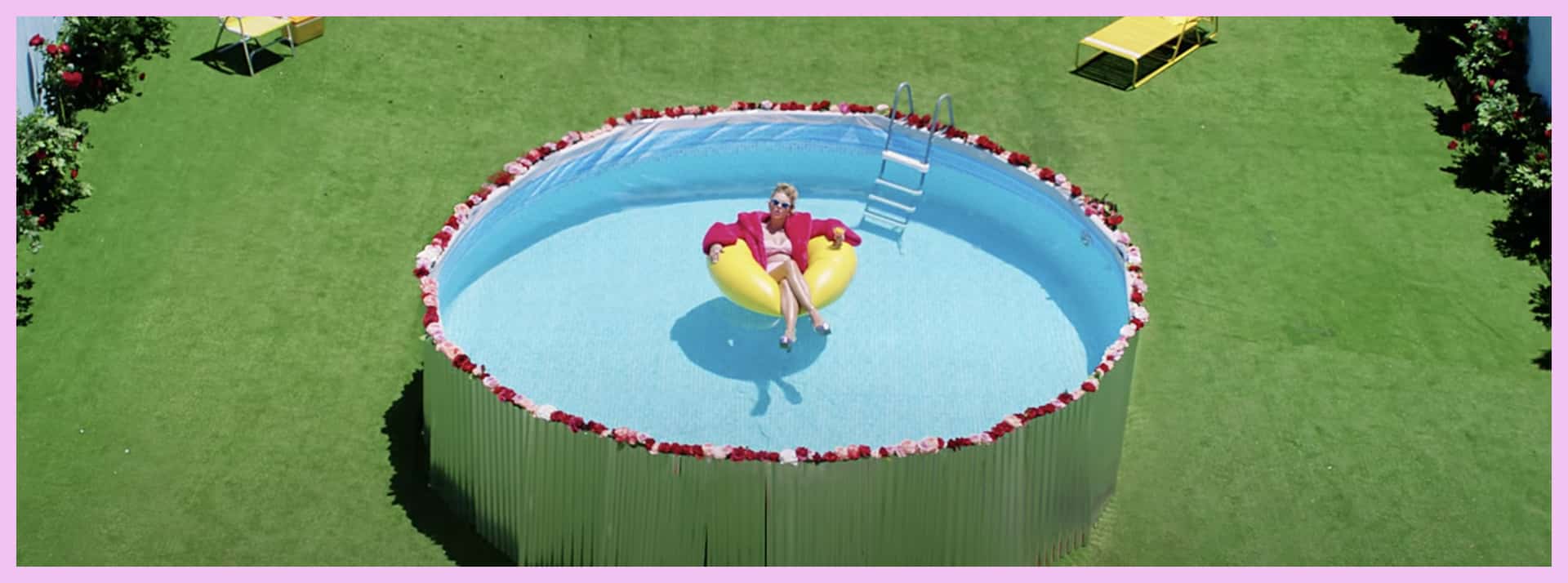 Une femme sur une bouée gonflable dans une piscine sur une pelouse verte