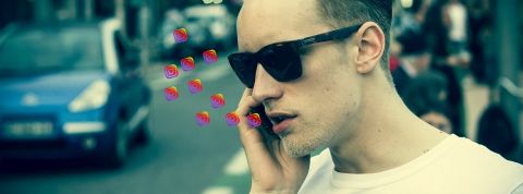 Pourquoi sent-on qu'Instagram écoute nos conversations ? Jeune homme au téléphone avec logos Instagram s'échappant du smartphone