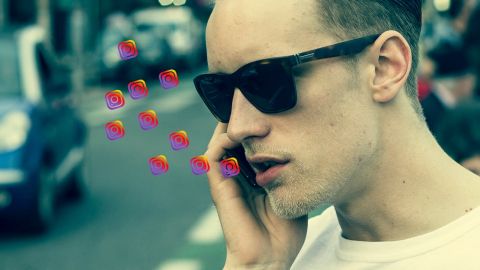 Jeune homme au téléphone avec logos Instagram s'échappant du smartphone