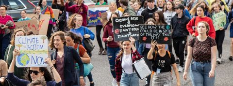 Nouvelle gouvernance des entreprises Jeunes manifestant pour le climat