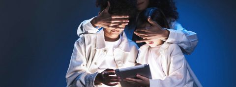 Ron-Lach un adulte qui masque la vue de son enfant