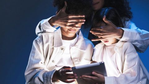 un adulte qui masque la vue de son enfant