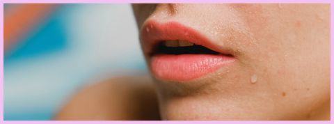Ces néologismes qui racontent les tendances Une bouche rose sur fond bleu
