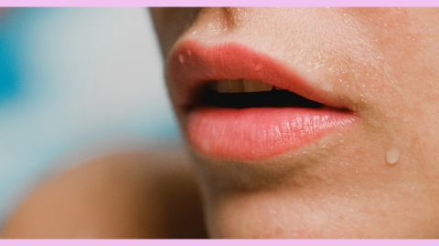 Une bouche rose sur fond bleu