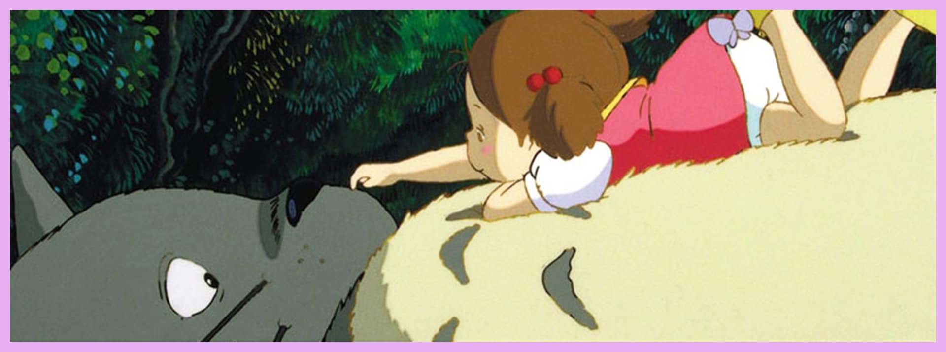 Une petite fille alongée sur une grosse bestiole