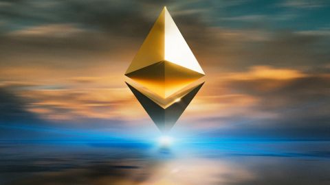 logo ethereum sortant puissamment de la mer, à la couchée du soleil