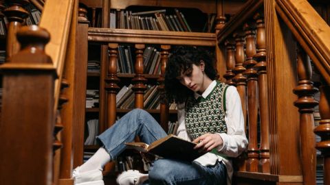 Jeune fille dans une bibliothèque