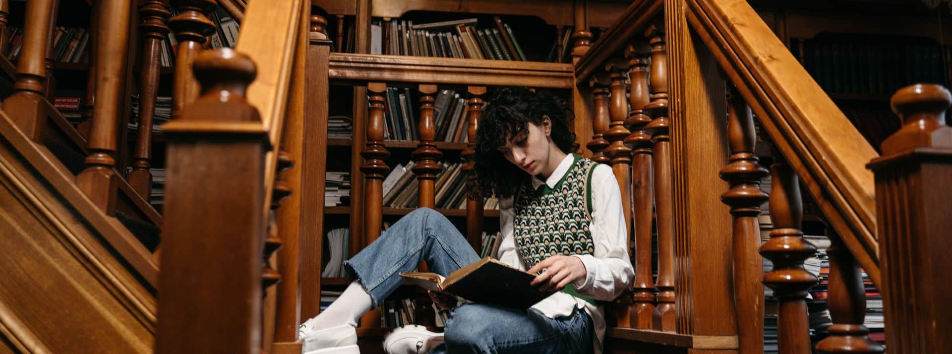 Les bibliothèques du Royaume Uni s'organise pour accueillir les plus vulnérables cet hiver - L'ADN Jeune fille dans une bibliothèque