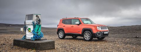 FutureBrand vient de dévoiler les résultats de son étude 2022 concernant la perception mondiale des entreprises. Voiture à coté d'une pompe à essence enveloppé dans des sacs plastiques