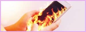 Deux mains qui tiennent un iPhone en train de brûler