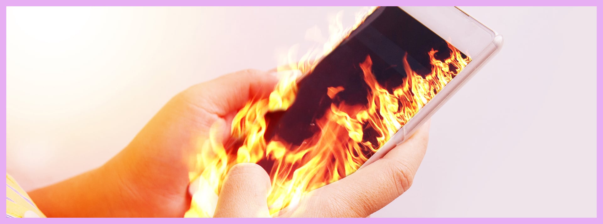 Le Luddite Club, le club des ados anti smartphones - L'ADN Deux mains qui tiennent un iPhone en train de brûler