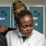 Une femme noir en blouse blanche dans un hôpital