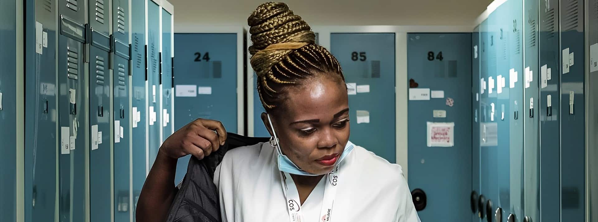 Qui sont les femmes du lien ? - L'ADN Une femme noir en blouse blanche dans un hôpital