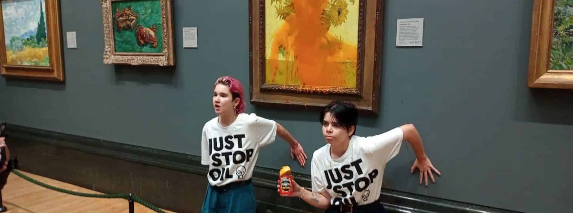 Les militants de Just Stop Oil ont-ils réussi leur pari ? - L'ADN Militant du mouvement Just For Oil devant le tableau "Les tournesols" de Van Gogh