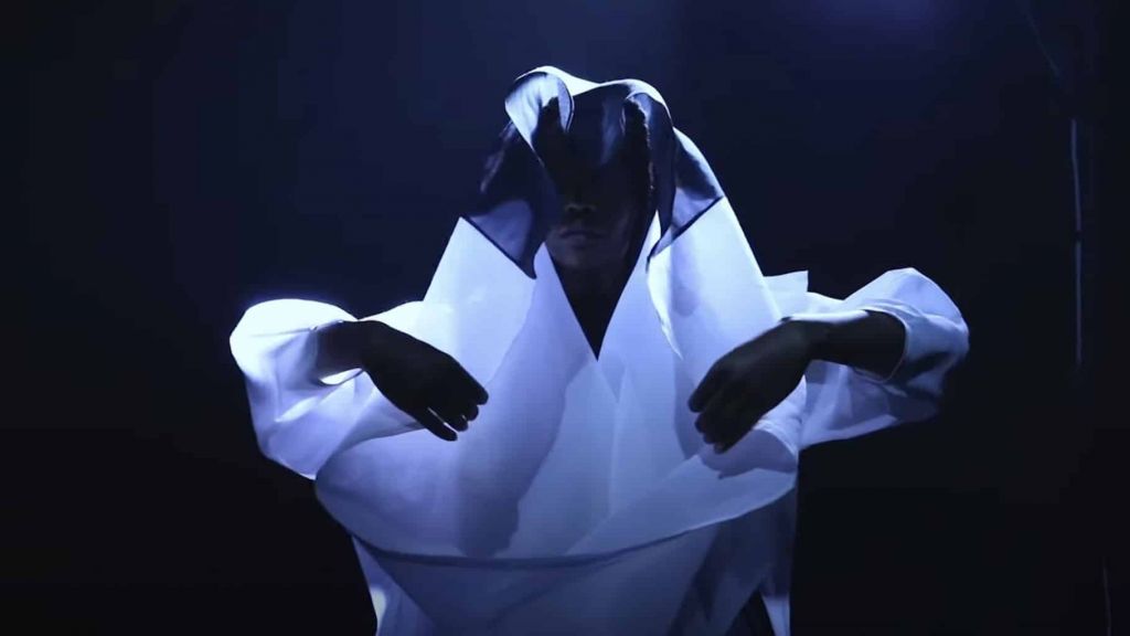 femme de face avec un drap blanc sur la tête