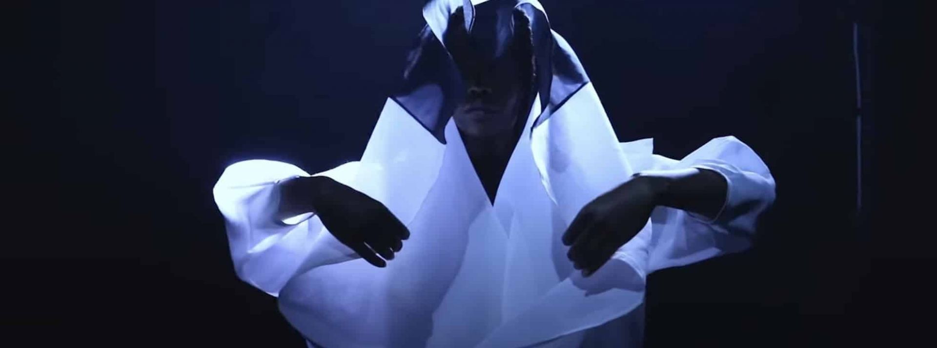 ladn dance living lab dorothee munyaneza chaillot femme de face avec un drap blanc sur la tête