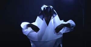 femme de face avec un drap blanc sur la tête