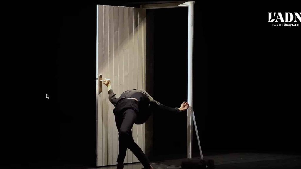 femme contorsionnée devant une porte ouverte