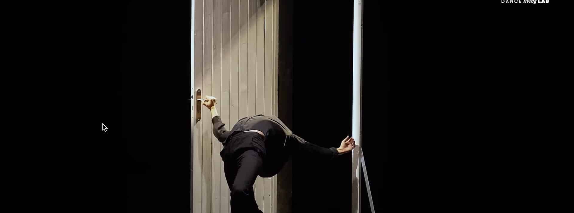 ladn dance living lab jann gallois chaillot femme contorsionnée devant une porte ouverte