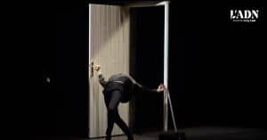 femme contorsionnée devant une porte ouverte