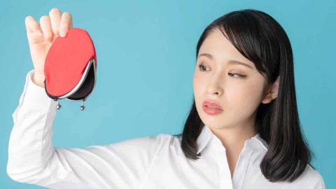 femme retournant son porte monnaie vide