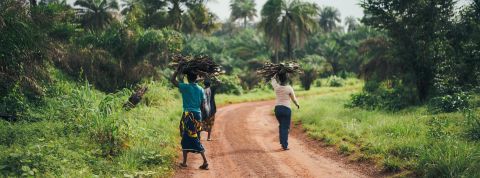 D'après un rapport Oxfam, les pays riches auraient recours à une comptabilité trompeuse pour gonfler leurs contributions aux financements climat adressés aux pays en voie de développement. Femmes africaines portant du bois