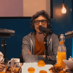 Des hommes devant un micro